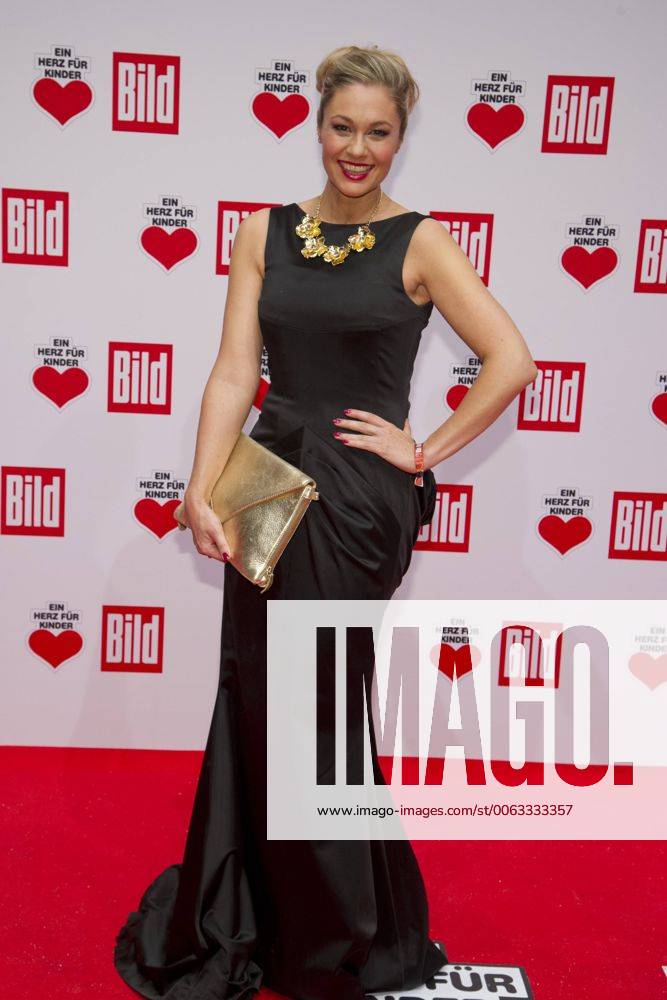 Ruth MOSCHNER, Moderatorin, Roter Teppich, Red Carpet Show, Ein Herz fuer Kinder - TV Spendengala in Berlin, Deutschland am 06.12.2014.