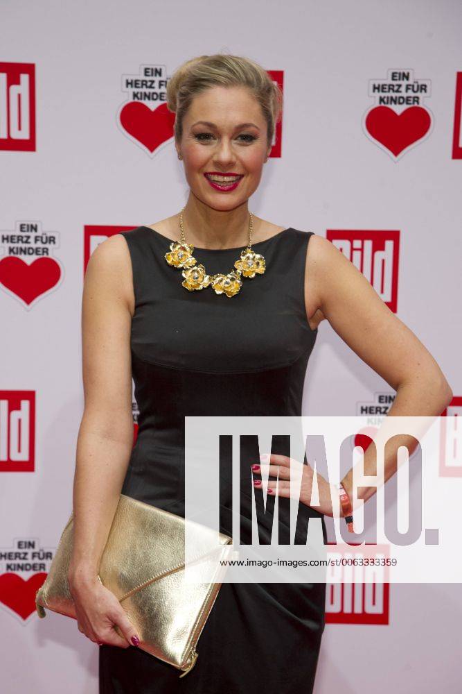 Ruth MOSCHNER, Moderatorin, Roter Teppich, Red Carpet Show, Ein Herz fuer Kinder - TV Spendengala in Berlin, Deutschland am 06.12.2014.
