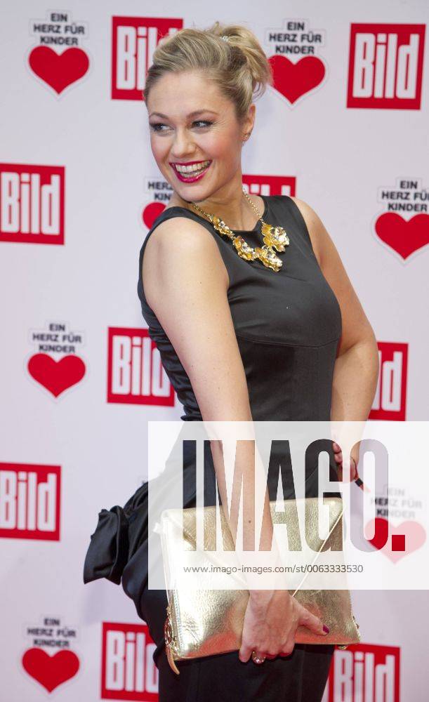 Ruth MOSCHNER, Moderatorin, Roter Teppich, Red Carpet Show, Ein Herz fuer Kinder - TV Spendengala in Berlin, Deutschland am 06.12.2014.
