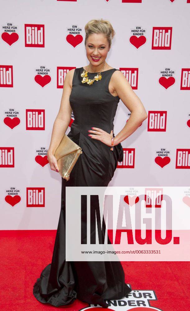 Ruth MOSCHNER, Moderatorin, Roter Teppich, Red Carpet Show, Ein Herz fuer Kinder - TV Spendengala in Berlin, Deutschland am 06.12.2014.