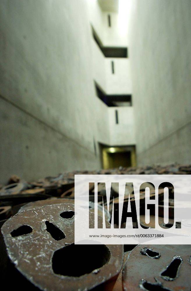 Eroeffnung Juedisches Museum in Berlin Eroeffnung des Juedischen Museum in Berlin. Viele der gezeigten Exponate behandeln das Thema Holocaust und Judenvernichtung in Deutschland. Desweiteren werden auch Exponate aus der kulturellen und religioesen Geschichte der Juden in Deutschland gezeigt. Hier: Der Memory Void, ein Ort des Nachdenkens und Besinnens. Im Memory Void wird die Skulptur Shalechet des israelischen Kuenstlers Menashe Kadishman gezeigt. Berlin