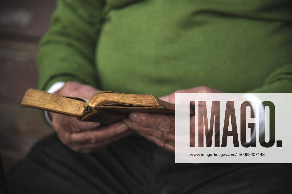 Senior man reading book model released Symbolfoto UUF002658