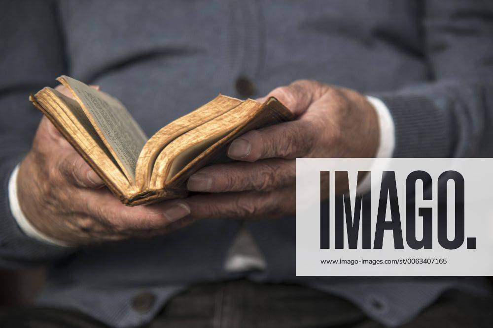 Senior man reading book model released Symbolfoto UUF002675