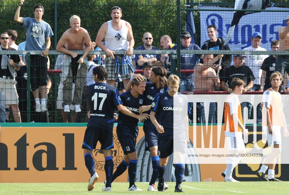 Fussball, DFB-POKAL, 1. RUNDE, Saison 2010 2011, TSV 1860 MÜNCHEN 1 - 2 Jubel TSV 1860 München, v.L: Stefan Buck, Stefan Aigner, Djordje Rakic, Daniel Bierofka (TSV 1860 München) Totale o0 Jubel Freude Fans Zuschauer