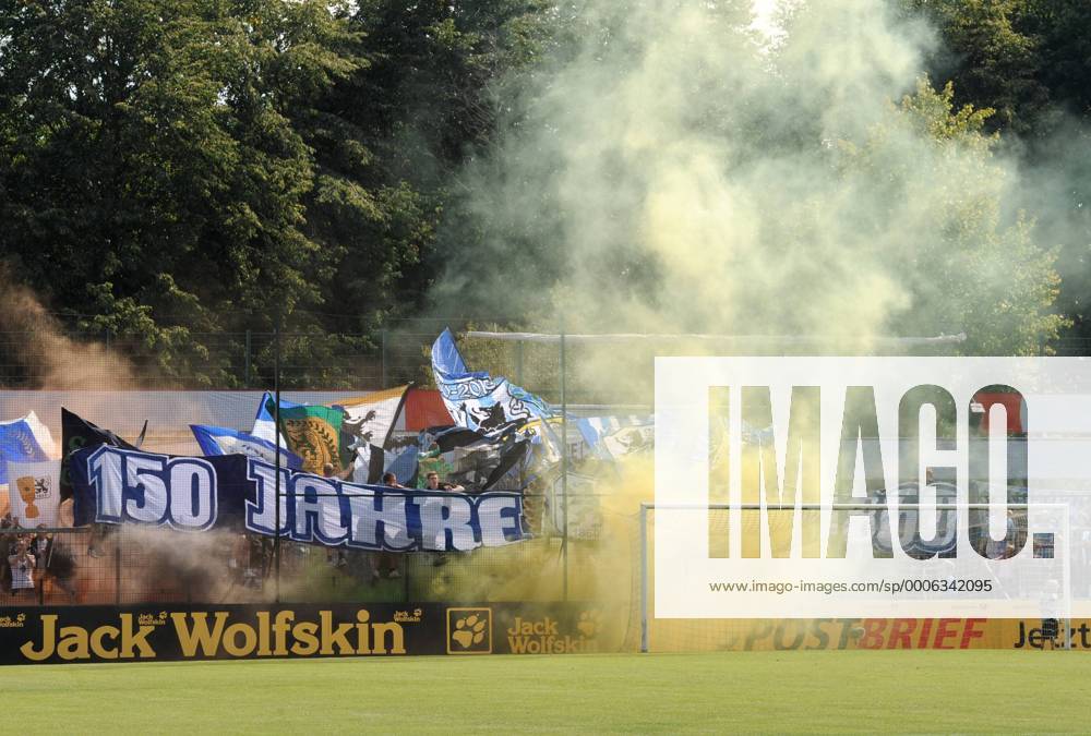 Fussball, DFB-POKAL, 1. RUNDE, Saison 2010 2011, TSV 1860 MÜNCHEN Fans zünden eine Rauchbombe o0 Rauch Rauchwolke Rauchschwaden Qualm Qualmwolke Totale