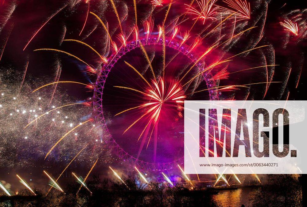 London GB Great Britain England, Feuerwerk zum Jahreswechsel Silvester Sylvester Silvesterfeuerwerk Sylvesterfeuerwerk , NYE , New Years Eve Evening , London Themse River Eye Wheel Riesenrad Stadt Metropole 2015