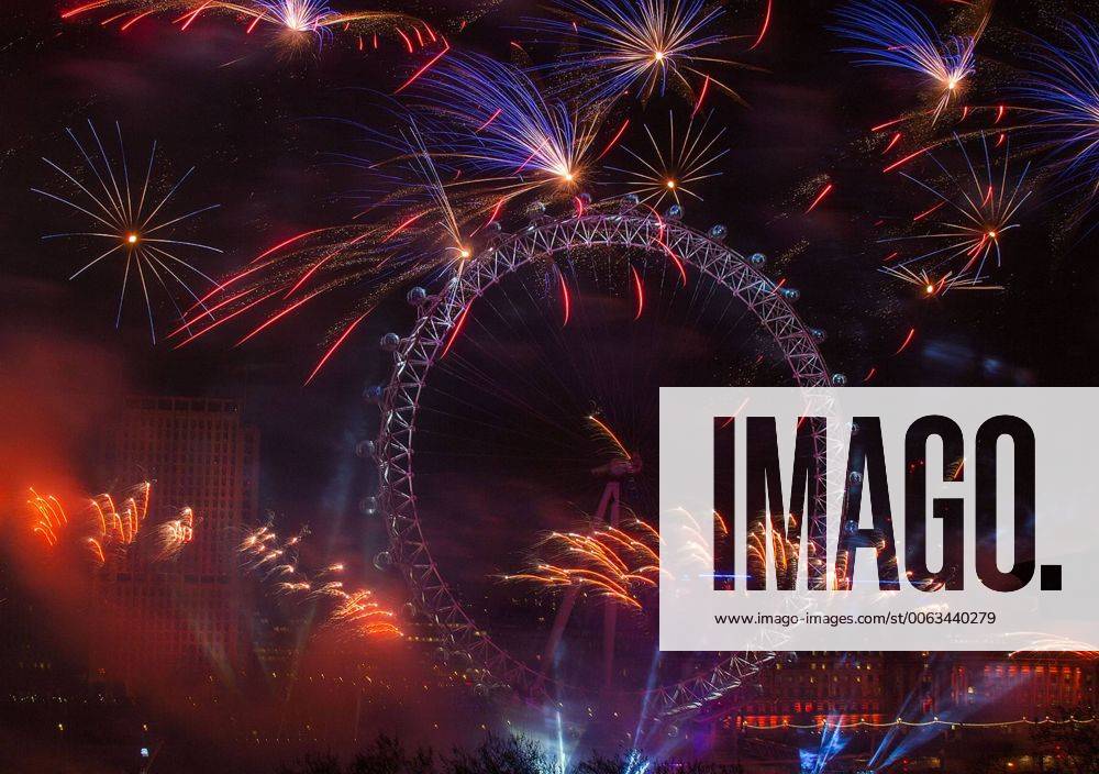 London GB Great Britain England, Feuerwerk zum Jahreswechsel Silvester Sylvester Silvesterfeuerwerk Sylvesterfeuerwerk , NYE , New Years Eve Evening , London Themse River Eye Wheel Riesenrad Stadt Metropole 2015