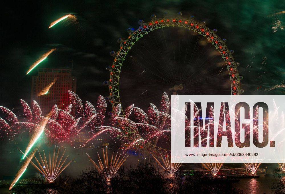 London GB Great Britain England, Feuerwerk zum Jahreswechsel Silvester Sylvester Silvesterfeuerwerk Sylvesterfeuerwerk , NYE , New Years Eve Evening , London Themse River Eye Wheel Riesenrad Stadt Metropole 2015