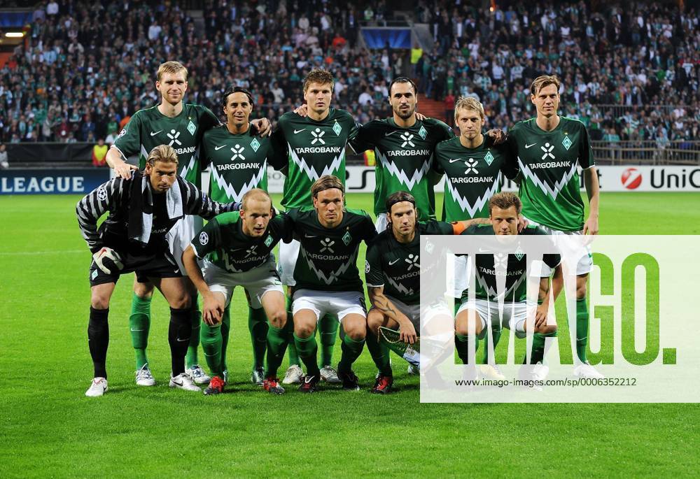 FUSSBALL CHAMPIONS LEAGUE SAISON 2010 2011 PLAY-OFFS HINSPIEL SV Werder Bremen 18.08.2010 Teamfoto SV Werder Bremen, hi.v.li.: Per MERTESACKER, Claudio PIZARRO, Sebastian PRÖDL, Hugo ALMEIDA, Aaron HUNT und Tim BOROWSKI. Vordere Reihe von links: Tim WIESE, Petri PSANEN, Clemens FRITZ, Torsten FRINGS und Philipp BARGFREDE