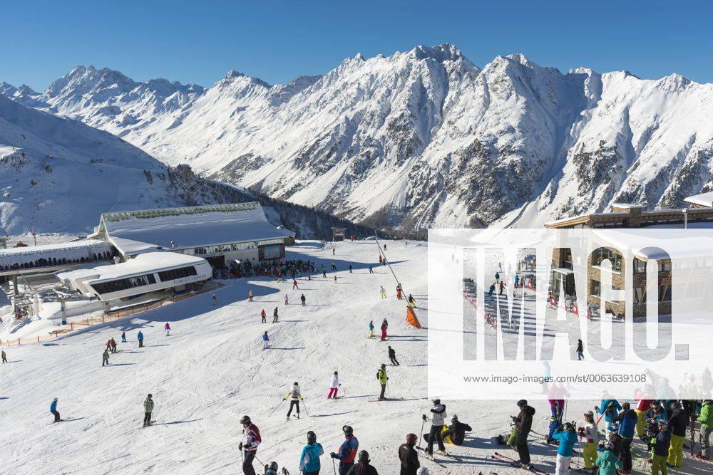 Flimjochbahn und Idjochbahn, rechts Restaurant Alpenhaus, Skigebiet Silvretta Arena, Idalp, Ischgl, Paznauntal, Tirol, Österreich, Europa iblhwo04057337