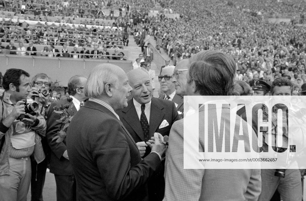 Fussball Weltmeisterschaft 1974 Finale Deutschland - Holland 07.07.1974 Joop den Uyl (li, Ministerpraesident Holland), Bundeskanzler Helmut SCHMIDT (re, SPD) und Bundespraesident Walter SCHEEL (Mitte, FDP) im Gespraech umgeben von Sportfotografen. FOTO: WEREK Pressebildagentur MODELxRELEASExx Fussball WM 1974 Finale: den Uyl ,Schmidt, Scheel