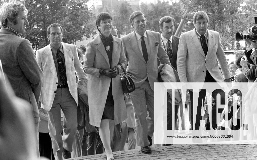 Fussball Weltmeisterschaft 1974 Finale Deutschland - Holland 07.07.1974 Bundeskanzler Helmut SCHMIDT (Mitte, SPD) kommt mit seiner Ehefrau Hannelore zum Olympiastadion. Fussball WM 1974 Finale: Schmidt mit Ehefrau.