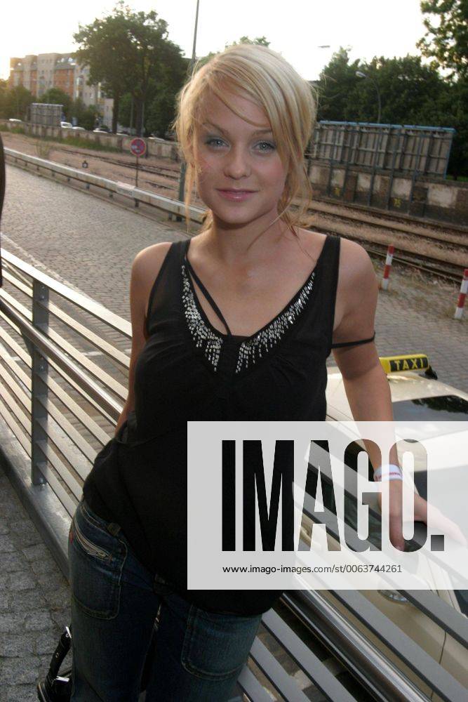 MTV Housewarming Party in Berlin Mirjam Weichselbraun, MTV Moderatorin, bei der MTV Housewarming Party in den neuen MTV Bueroraeumen am 24.06.2004 in Berlin.