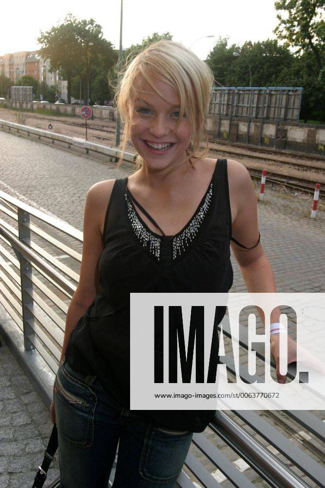 MTV Housewarming Party in Berlin Mirjam Weichselbraun, MTV Moderatorin, bei der MTV Housewarming Party in den neuen MTV Bueroraeumen am 24.06.2004 in Berlin.