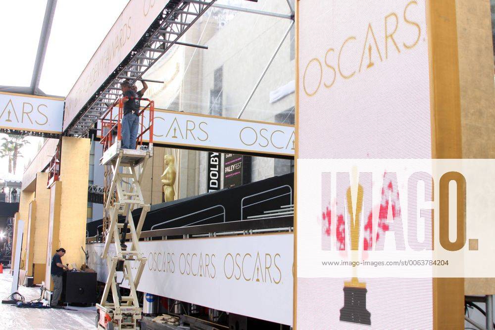 Die Spannung steigt... Hektisches Treiben in Los Angeles macht sich vor der 87. Oscar Verleihung am Sonntag, dem 22. Februar 2015 breit. Der rote Teppich, über den die Stars schreiten werden, wird ausgerollt, die sieben Meter hohe Statue vor dem Eingang aufgestellt und auch im Saal vom Dolby Theater herrscht Hochbetrieb, bis es am Sonntag Abend heißt: And the Oscar goes to... Oscar Vorbereitungen 2015- 87th Annual Academy Awards Set Up