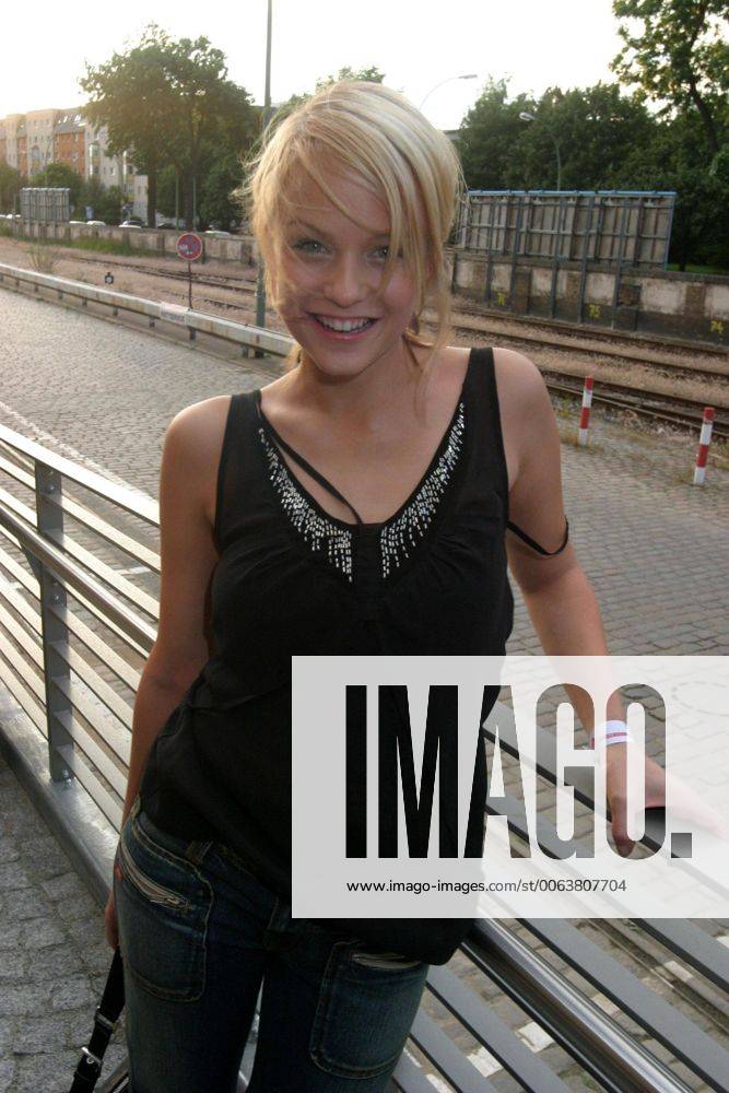 MTV Housewarming Party in Berlin Mirjam Weichselbraun, MTV Moderatorin, bei der MTV Housewarming Party in den neuen MTV Bueroraeumen am 24.06.2004 in Berlin.