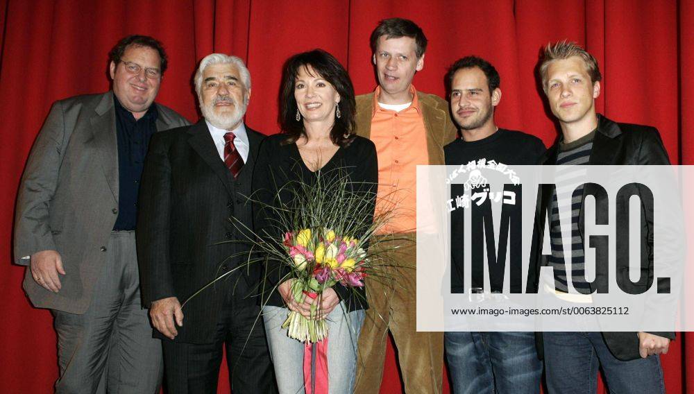 IM RENNSTALL IST DAS ZEBRA LOS! Deutschlandpremiere - Berlin Ottfried Fischer, Mario Adorf, Iris Berben, Guenther Jauch, Moritz Bleibtreu und Oliver Pochner nach der Deutschlandpremiere IM RENNSTALL IST DAS ZEBRA LOS! im Cinestar am Potsdamer Platz am 06.03.2005 in Berlin.