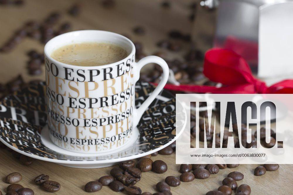 Espresso cup, espresso can and coffee beans YFF000299
