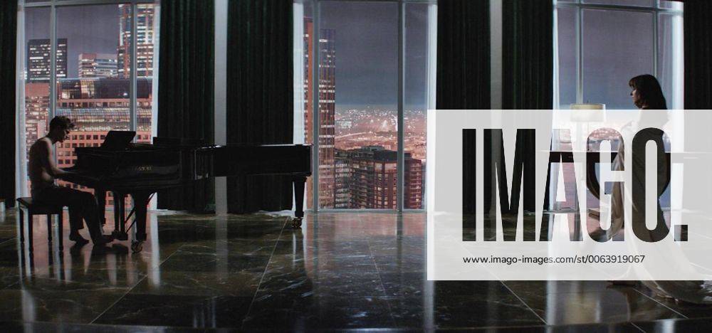 RELEASE DATE: February 13, 2015 TITLE: Fifty Shades of Grey STUDIO: Universal Pictures DIRECTOR: Sam Taylor-Johnson PLOT: Literature student Anastasia Steele s life changes forever when she meets handsome, yet tormented, billionaire Christian Grey PICTURED: DAKOTA JOHNSON as Anastasia Steele and JAMIE DORNAN as Christian Grey Vancouver Canada - ZUMAz90_ ! ACHTUNG REDAKTIONEN: VERÖFFENTLICHUNG NUR BEI FILMTITEL-NENNUNG!