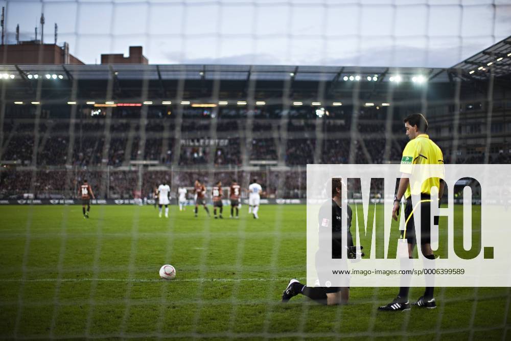 Mathias Hain (St.Pauli) verletzt am Boden. Schiedsrichter Manuel Gräfe - FC St. Pauli - TSG 1899 Hoffenheim
