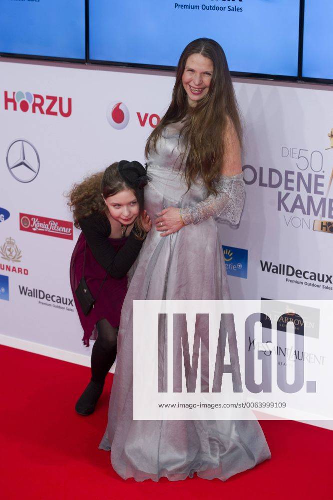 Susanna WELLENBRINK, schwanger, mit Tochter Mia-Sophie, Roter Teppich, Red Carpet Show, Ankunft, arrival, Die Verleihung der 50. Goldenen Kamera, der Film- und Fernsehpreis der Programmzeitschrift Hoerzu in Hamburg, Deutschland am 27.02.2017.