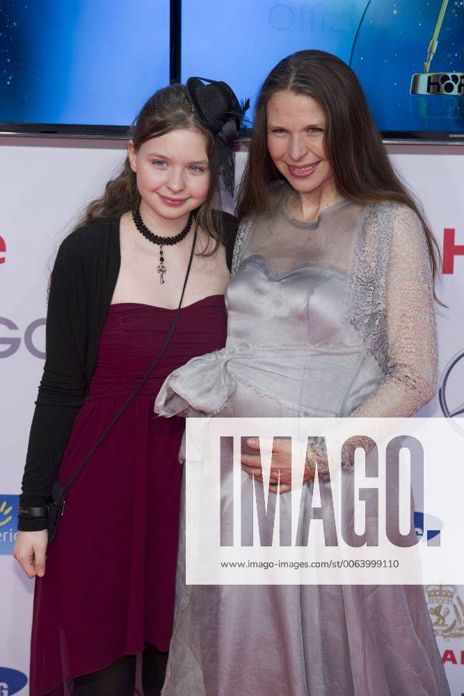 Susanna WELLENBRINK, schwanger, mit Tochter Mia-Sophie, Roter Teppich, Red Carpet Show, Ankunft, arrival, Die Verleihung der 50. Goldenen Kamera, der Film- und Fernsehpreis der Programmzeitschrift Hoerzu in Hamburg, Deutschland am 27.02.2017.