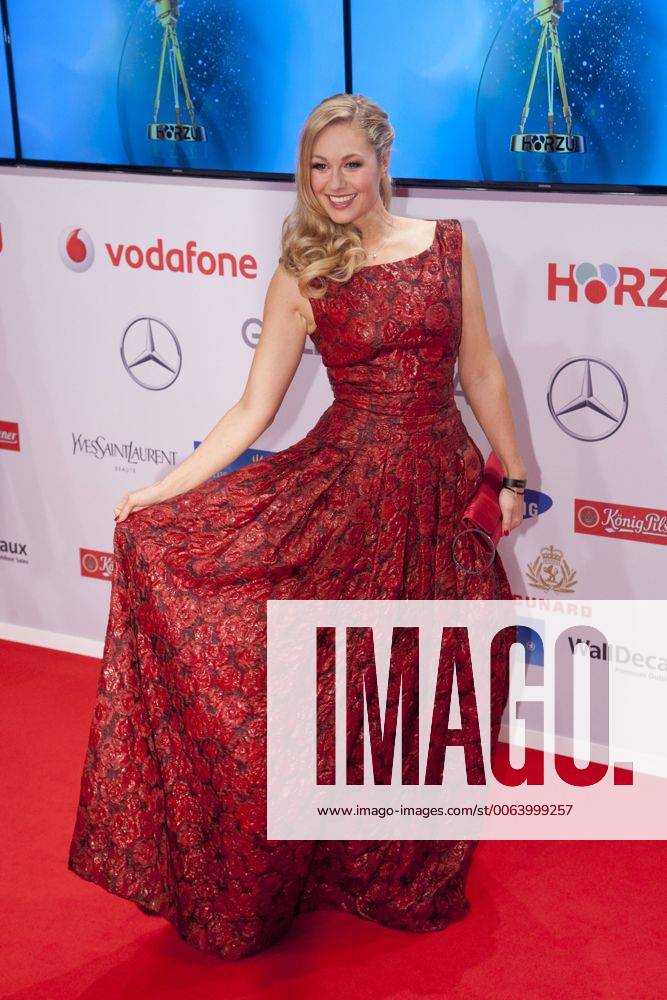 Ruth MOSCHNER, Moderatorin, Roter Teppich, Red Carpet Show, Ankunft, arrival, Die Verleihung der 50. Goldenen Kamera, der Film- und Fernsehpreis der Programmzeitschrift Hoerzu in Hamburg, Deutschland am 27.02.2017.