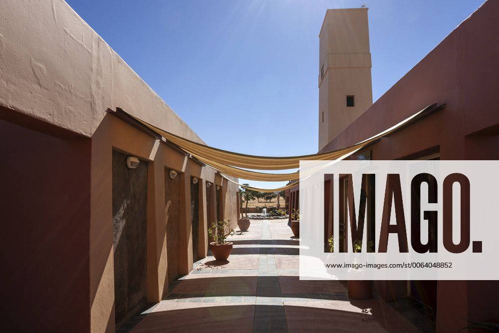 IMAGO Creative, Sommer, Schatten-Plätze bei Hitze Sossusvlei Lodge, Namib-Wüste, Namib Naukluft Park, Namibia, Afrika iblhal04100197