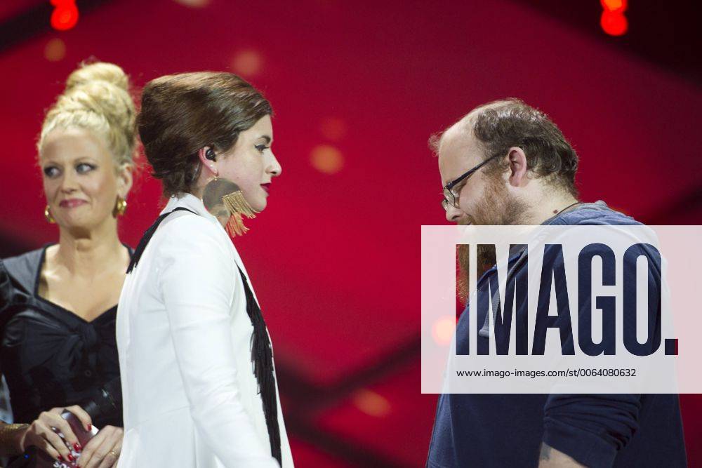 Andreas KUEMMERT, Kümmert, Saenger, Musiker, wird nach seinem Teilnahmeverzicht von ANN SOPHIE, Saengerin, umarmt, links Moderatorin Barbara SCHOENEBERGER, Schöneberger, singend, Gesang, Konzert, Castingshow Unser Song fuer Oesterreich , Das Erste ARD, Hannover