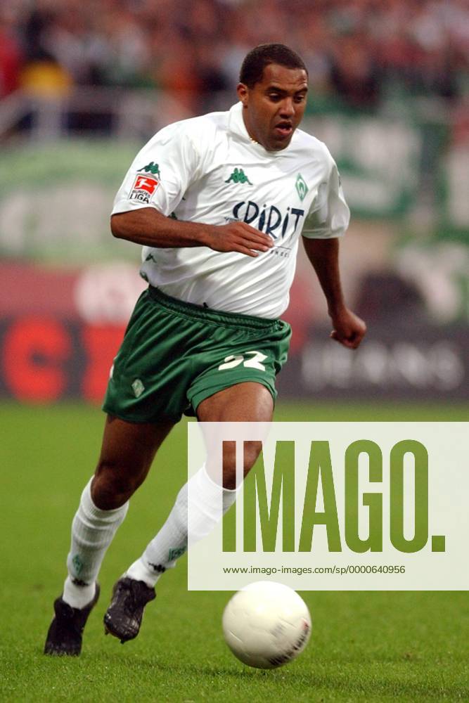 Ailton ( Bremen) am Ball Fußball 1. BL Herren Saison 2002 2003, SV Werder Bremen Einzelbild Weserstadion Bremen Dynamik