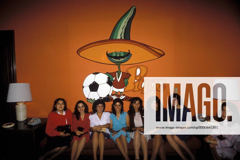 Mexikanische junge Frauen haben es sich unter Pique, dem Maskottchen für die WM in Mexiko, gemütlich gemacht Fußball WM Herren Weltmeisterschaft 1986, Mexico, Gruppe