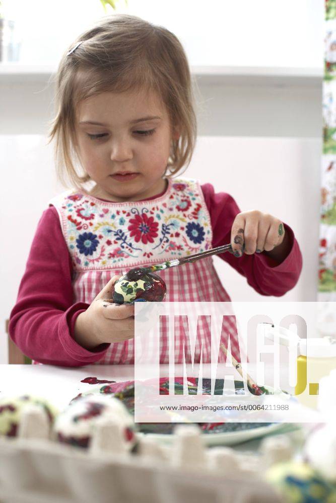 Little girl painting Easter egg model released Symbolfoto property released FS000327