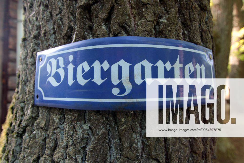 Metallschild mit Aufschrift Biergarten an einem Baum am Eingang zu einem Biergarten bayrischer Art in Hofheim, Main Taunus Kreis MTK, Hessen, Deutschland