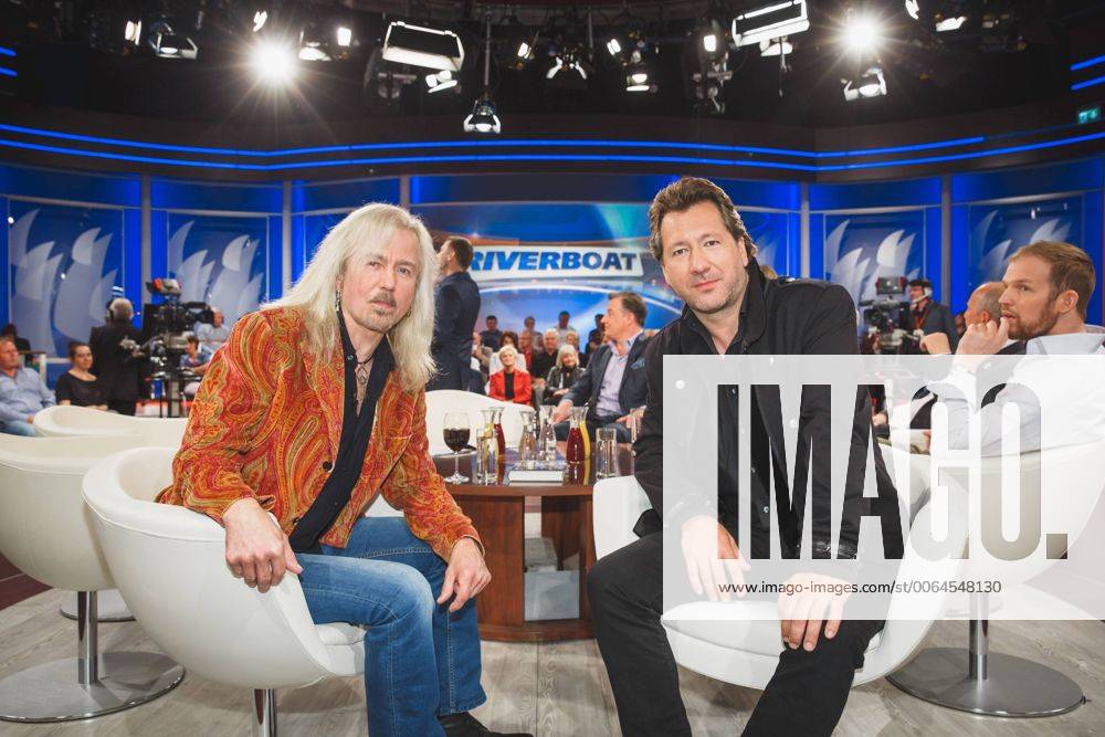 MDR - Riverboat. Gitarrist Bernd Römer links und Sänger Claudius Dreilich ( Karat ) anläßlich der MDR - Talkshow Riverboat am 15.05.2015 im Studio 3 der Mediacity Leipzig.