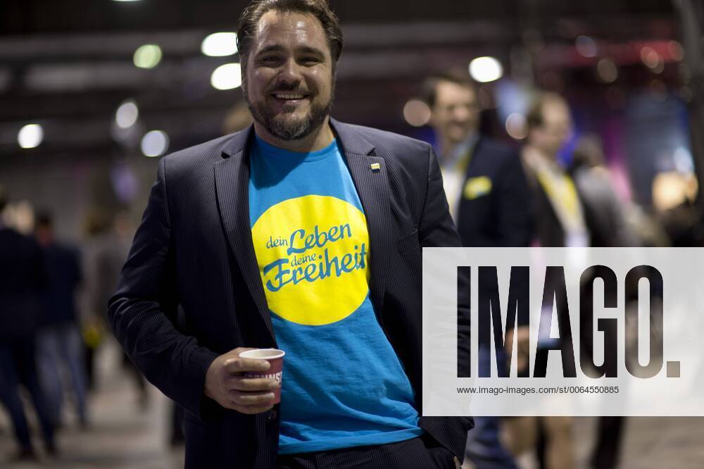 FDP Parteitag DEU, Deutschland, Germany, Berlin, 16.05.2015 Mitglied der FDP mit t-shirt Dein Leben deine Freiheit auf dem Bundesparteitag der FDP unter dem Motto German Mut in Berlin. Member with t-shirt and slogan German Mut, German courage, of the German Free Democratic Party, Freie Demokratische Partei FDP, at a party convent of the FDP in Berlin.