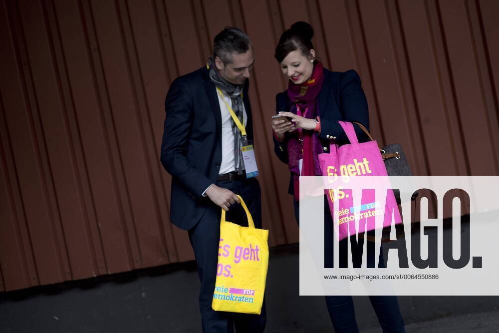 FDP Parteitag DEU, Deutschland, Germany, Berlin, 16.05.2015 Mitglieder der FDP mit Taschen Es Geht Los auf dem Bundesparteitag der FDP unter dem Motto German Mut in Berlin. Member of the German Free Democratic Party, Freie Demokratische Partei FDP, at a party convent of the FDP in Berlin