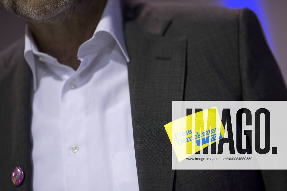 FDP Parteitag DEU, Deutschland, Germany, Berlin, 16.05.2015 Mitglied der FDP mitKarte Freie Demokraten auf dem Bundesparteitag der FDP unter dem Motto German Mut in Berlin. Member of the German Free Democratic Party, Freie Demokratische Partei FDP, at a party convent of the FDP under the slogan German Mut in Berlin