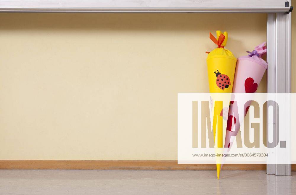 IMAGO Creative: Gesellschaft, Schule, Schulanfang Sugar cones in classroom property released MFRF000091
