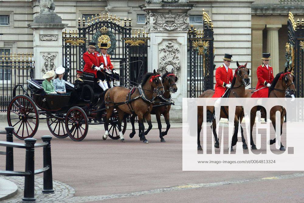 Herzogin Camilla und Prinzessin Catherine bei der Trooping of the Colour 2015 Parade am 13.06.2015 beim Buckingham Palace in London Trooping of the Colour 2015 am Buckingham Palast in London