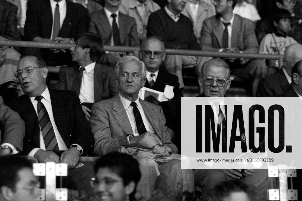 Bundesinnenminister Friedrich Zimmermann, Bundespräsident Richard von Weizsäcker und DFB-Präsident Hermann Neuberger beim Länderspiel BR Deutschland - England in Düsseldorf