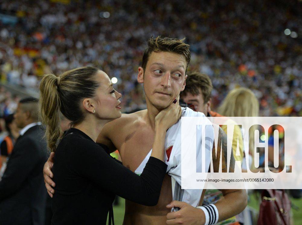 Fussball WM 2014 - Finale: Deutschland - Argentinien in Rio de Janeiro, Maracana Stadion. Mandy Capristo, Freundin von Mesut Özil (Deutschland) und ihr Schatz Mesut Özil (Deutschland) 13 07 2014 Football World Cup 2014 Final Germany Argentina in Rio de Janeiro Mara Cana Stadium Mandy Capristo Girlfriend from Mesut Özil Germany and Her Treasure Mesut Özil Germany 13 07 2014 Fussball WM 2014 Finale Deutschland Argentinien in Rio de Janeiro Maracana Stadion
