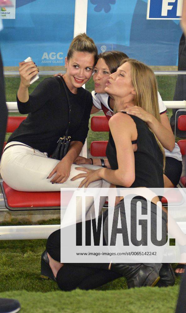 Fussball WM 2014 - Finale: Deutschland - Argentinien in Rio de Janeiro, Maracana Stadion. v.l. Mandy Capristo, Freundin von Mesut Özil (Deutschland), Kathrin Gilch, Freundin von Torwart Manuel Neuer (Deutschland) und Sarah Brandner, Freundin von Bastian Schweinsteiger (Deutschland) machen ein Selfi 13 07 2014 Football World Cup 2014 Final Germany Argentina in Rio de Janeiro Mara Cana Stadium v l Mandy Capristo Girlfriend from Mesut Özil Germany Kathrin Gilch Girlfriend from Goalkeeper Manuel later Germany and Sarah Brandner Girlfriend from Bastian Schweinsteiger Germany make a Selfi 13 07 2014 Fussball WM 2014 Finale Deutschland Argentinien in Rio de Janeiro Maracana Stadion 13 07 2014 Fussball WM 2014 Finale Deutschland Argentinien in Rio de Janeiro Maracana Stadion