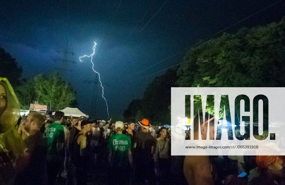 Auf dem Rocco del Schlacko Festival in Püttlingen tritt am Freitag (07.08.2015) der deutsche Rapper Marteria als Headliner auf. Kurz vor Schluss des Auftritts, wird das Konzert wegen einem Gewitter vorzeitig abgebrochen. Im Bild: Ein Blitz geht hinter dem Festivalgelände ab. Die Räumung verläuft vorbildlich und das Gewitter zieht ohne große Schäden weiter.