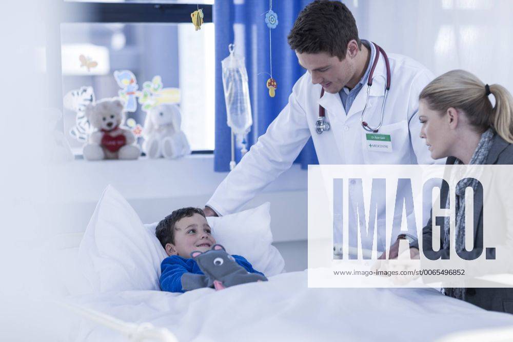 Mother and doctor visiting little boy lying in hospital bed model released Symbolfoto property released ZEF006030