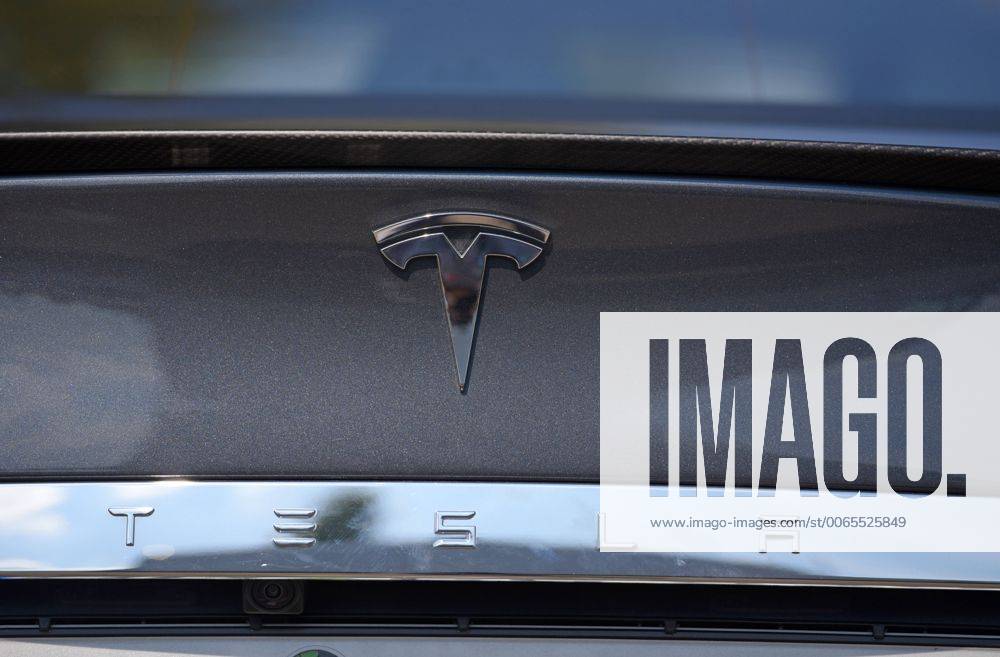 Fussball 1.Bundesliga 2015 2016, 2.Spieltag, TSG 1899 Hoffenheim - FC Bayern München, in der Wirsol Rhein-Neckar-Arena, in Sinsheim. Am Parkplatz steht ein Elektro Auto von Tesla. 22.08.2015, Fussball 1.Liga: Hoffenheim - FC Bayern 22.08.2015, Fussball 1.Liga: Hoffenheim - FC Bayern