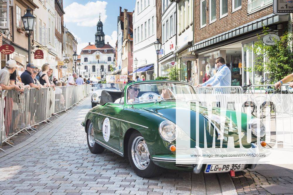 Oldtimer im Wettbewerb beim Altstadt Grand Prix in Lüneburg am 23.08.2015 mit Blick auf das Rathaus, ein grüner Porsche 356 B 1600 Baujahr 1962 von Luca Moormann aus Lüneburg Oldtimer Rallye