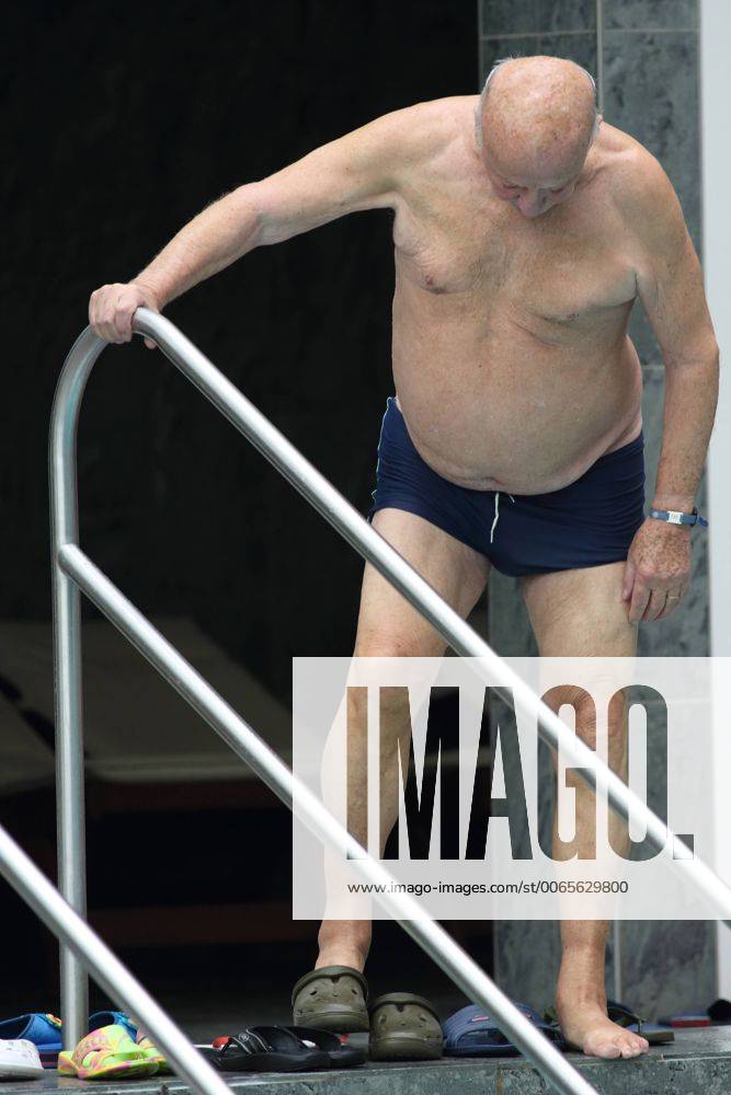 Schwimmen im Schwimmbad ( model release vorhanden) GER, Bad Saarow Therme, 20150901, Mann stellt seine Schuhe ab,Senior im Schwimmbad in Bad Saarow, Thermalsolewasser der Catharinenquelle beim baden M:RY