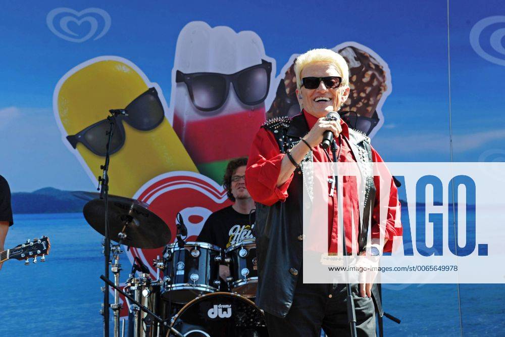 Sänger Heino Kramm. Sänger Heino Kramm während eines Konzertes anläßlich des 80. Geburtstages von Langnese am 30.08.2015 im Europapark Rust.