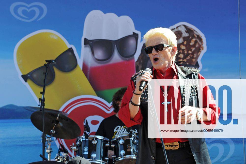 Sänger Heino Kramm. Sänger Heino Kramm während eines Konzertes anläßlich des 80. Geburtstages von Langnese am 30.08.2015 im Europapark Rust.