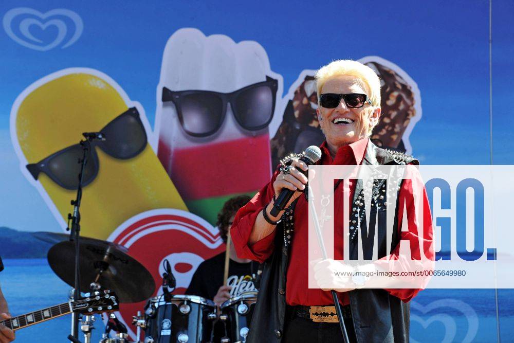 Sänger Heino Kramm. Sänger Heino Kramm während eines Konzertes anläßlich des 80. Geburtstages von Langnese am 30.08.2015 im Europapark Rust.